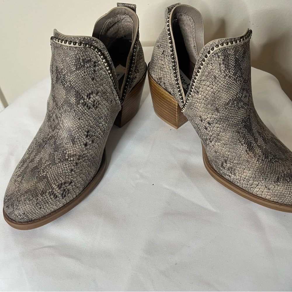 Very G Women’s Cream Snake Print Bead Trim Stacked Heel V-Cut Booties Sz 6.5 New - Picture 9 of 11